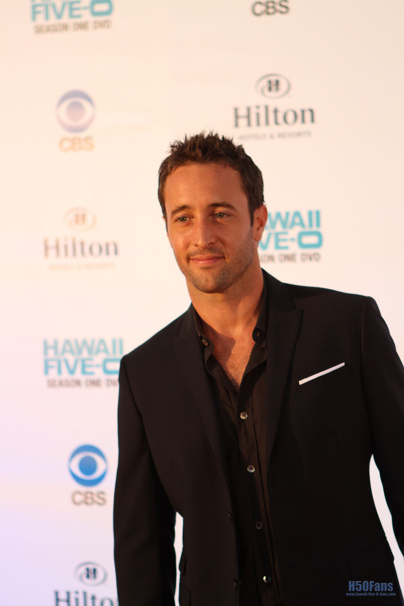 Alex OLoughlin photo gallery high quality pics of Alex OLoughlin