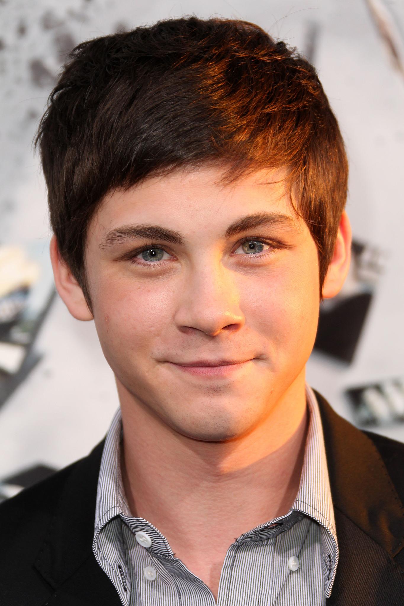 http://www.theplace2.ru/archive/logan_lerman/img/ ...