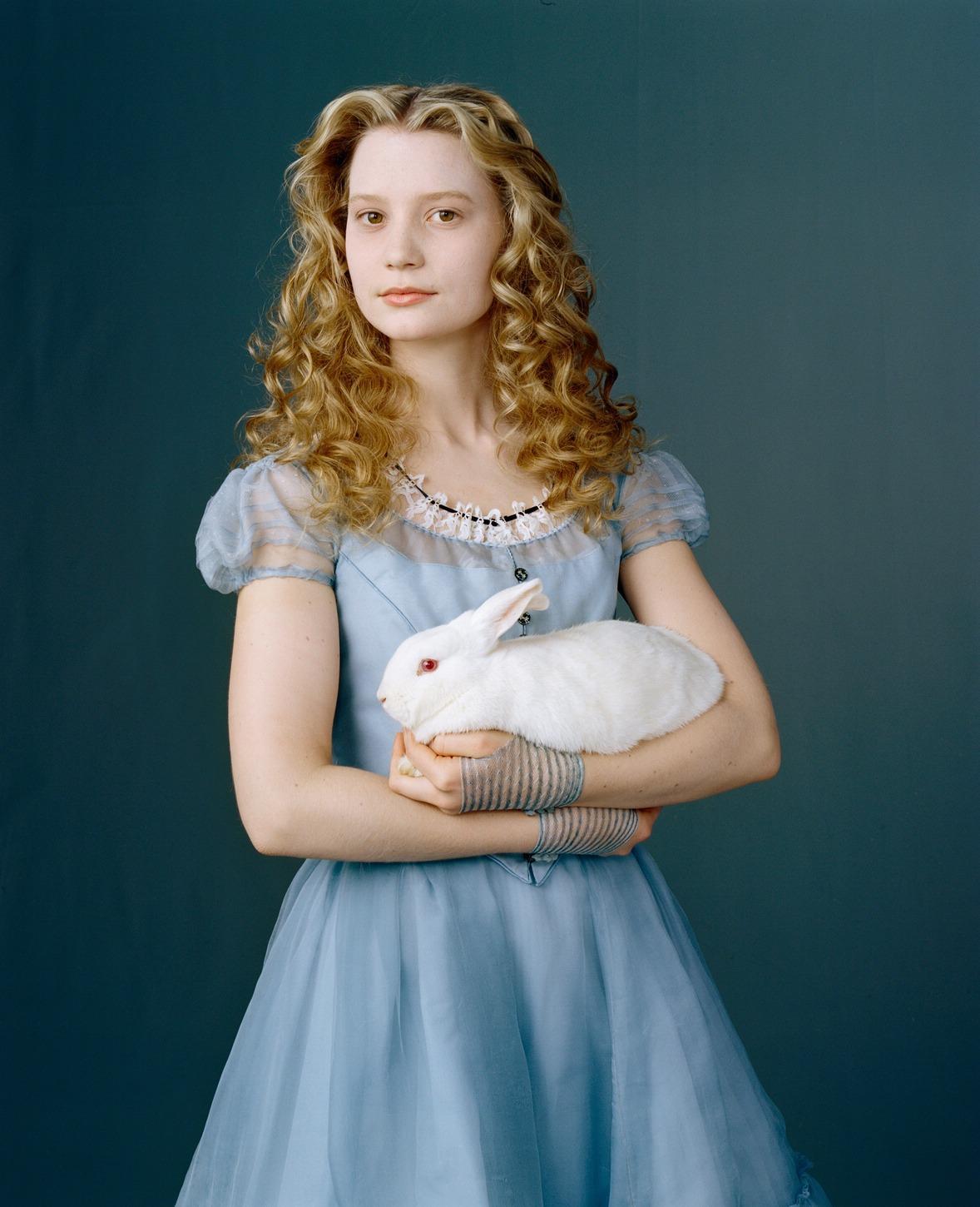 http://www.theplace2.ru/archive/mia_wasikowska/img/New_Alice_in_Wonderl-1.jpg