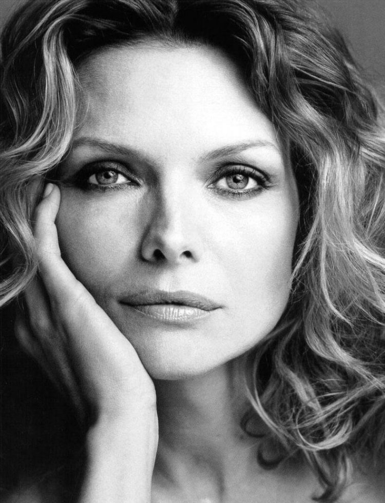 Michelle Pfeiffer photo gallery - high quality pics of Michelle