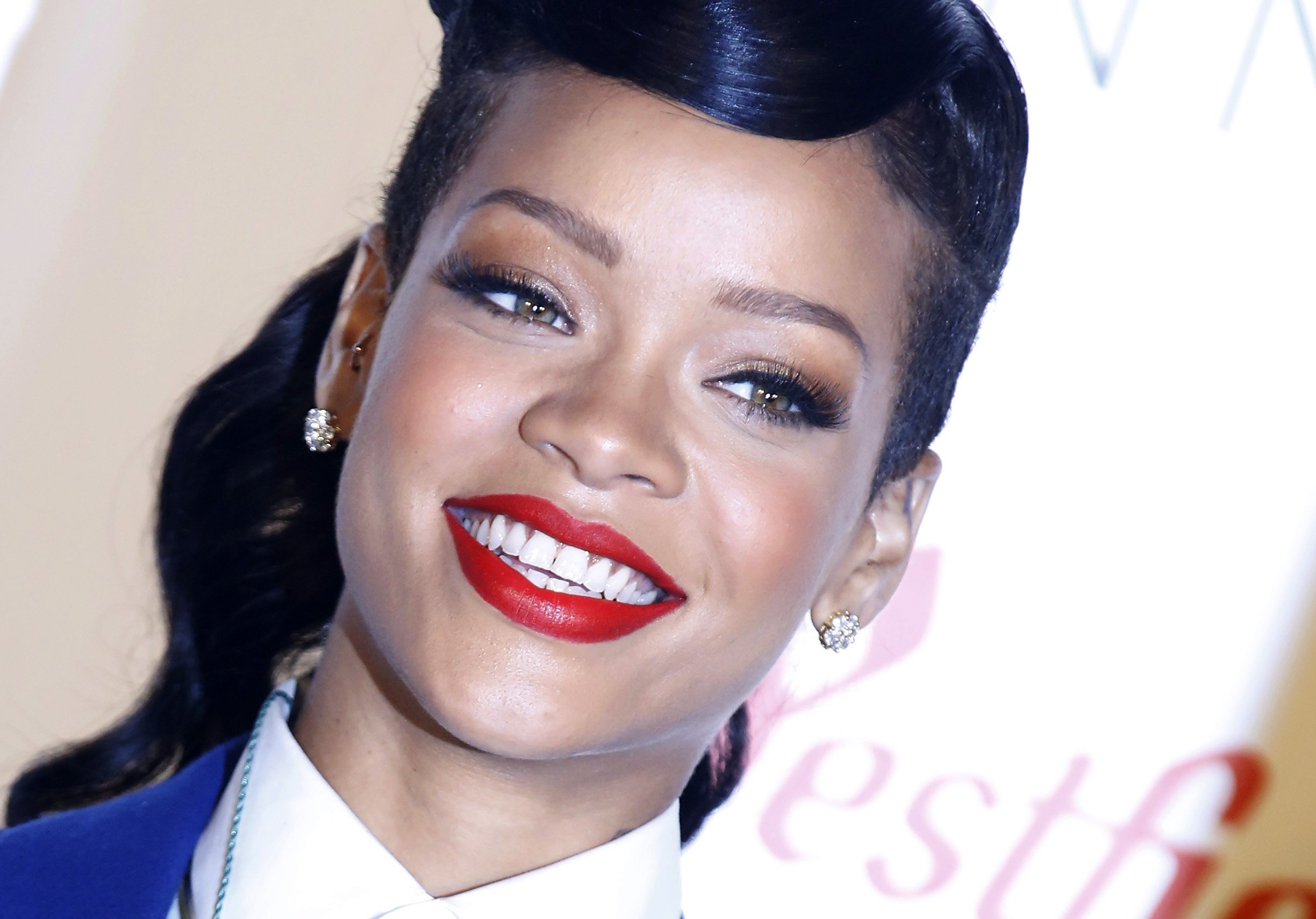 rihanna_apologizes_t.jpg