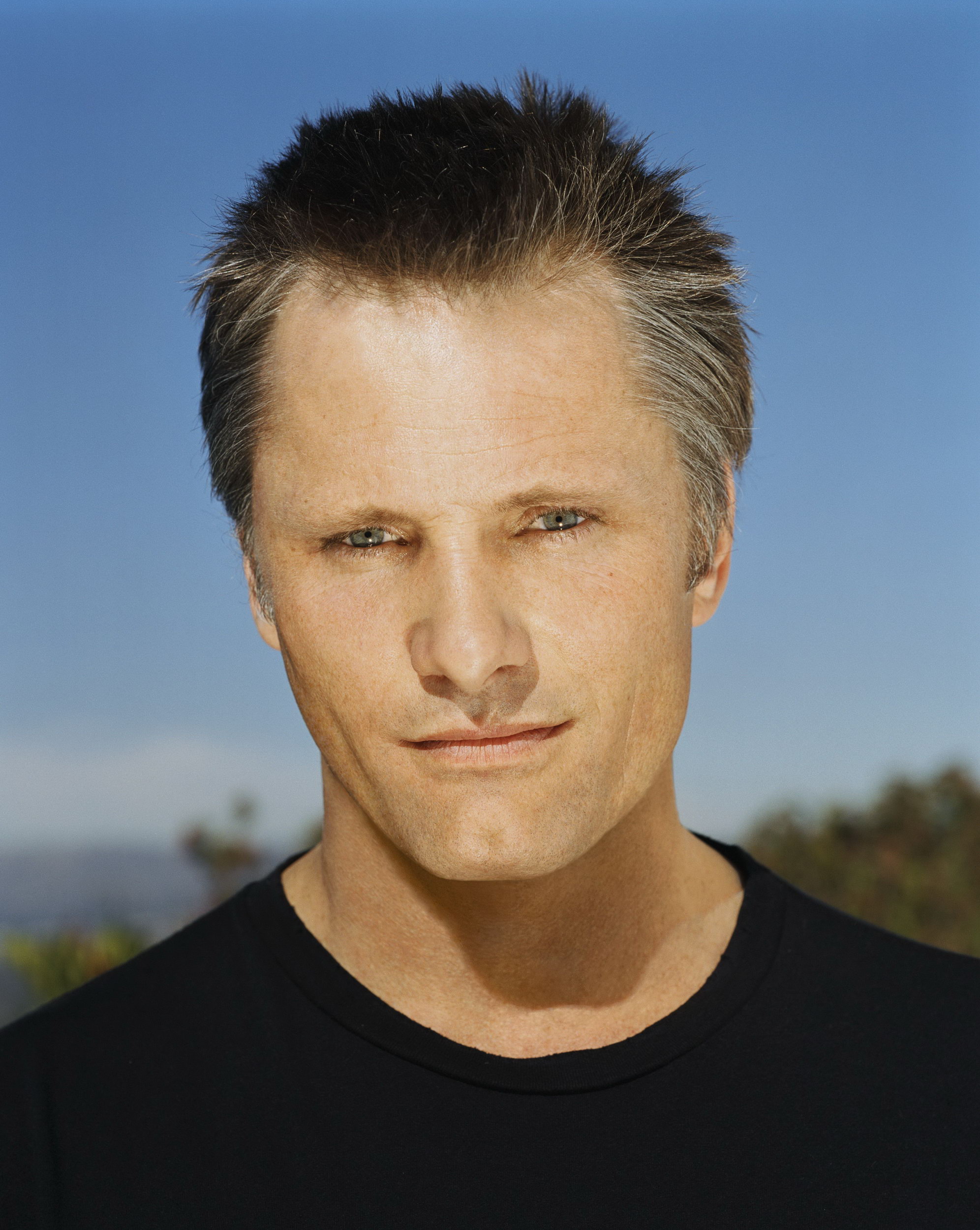 Viggo Mortensen photo gallery - high quality pics of Viggo Mortensen