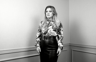 Kelly Clarkson photo #