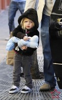 photo 3 in Shiloh Nouvel Jolie-Pitt gallery [id204359] 2009-11-24