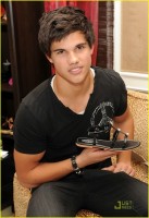 photo 23 in Taylor Lautner gallery [id288686] 2010-09-20