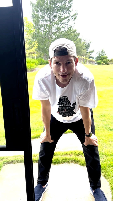 Ashton Cutcher instagram post 448427