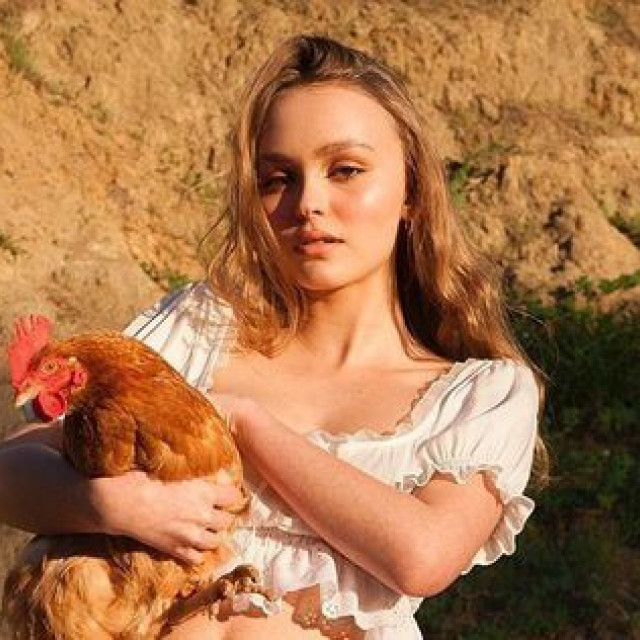 Photoshoot Lily-Rose Depp and ... the chicken