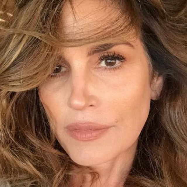 Cindy Crawford spends 10 minutes for makeup