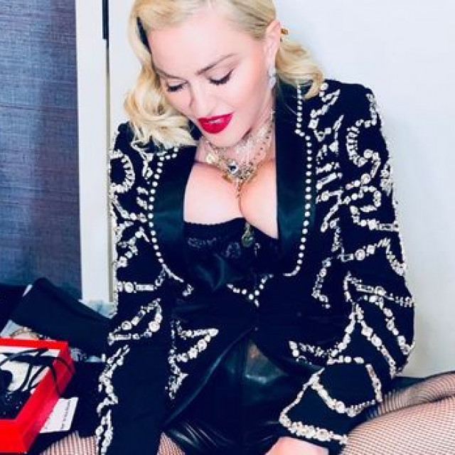 Madonna sewn torn tights (VIDEO)