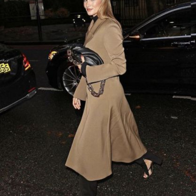 Rosie Huntington-Whiteley conquers London in a Bottega Veneta coat