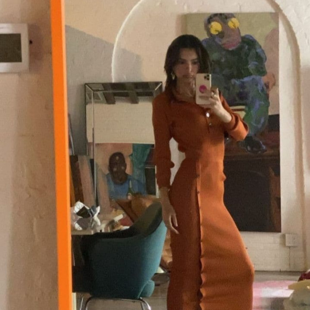 Emily Ratajkowski shows off a stylish look for everyday 