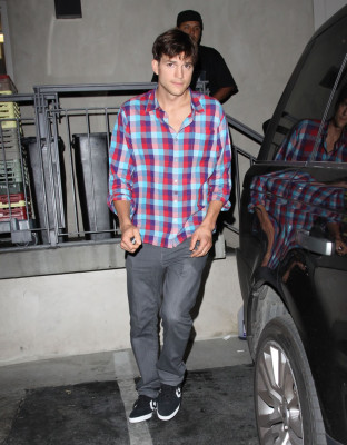 photo 21 in Ashton Cutcher gallery [id517347] 2012-07-31 00:00:00