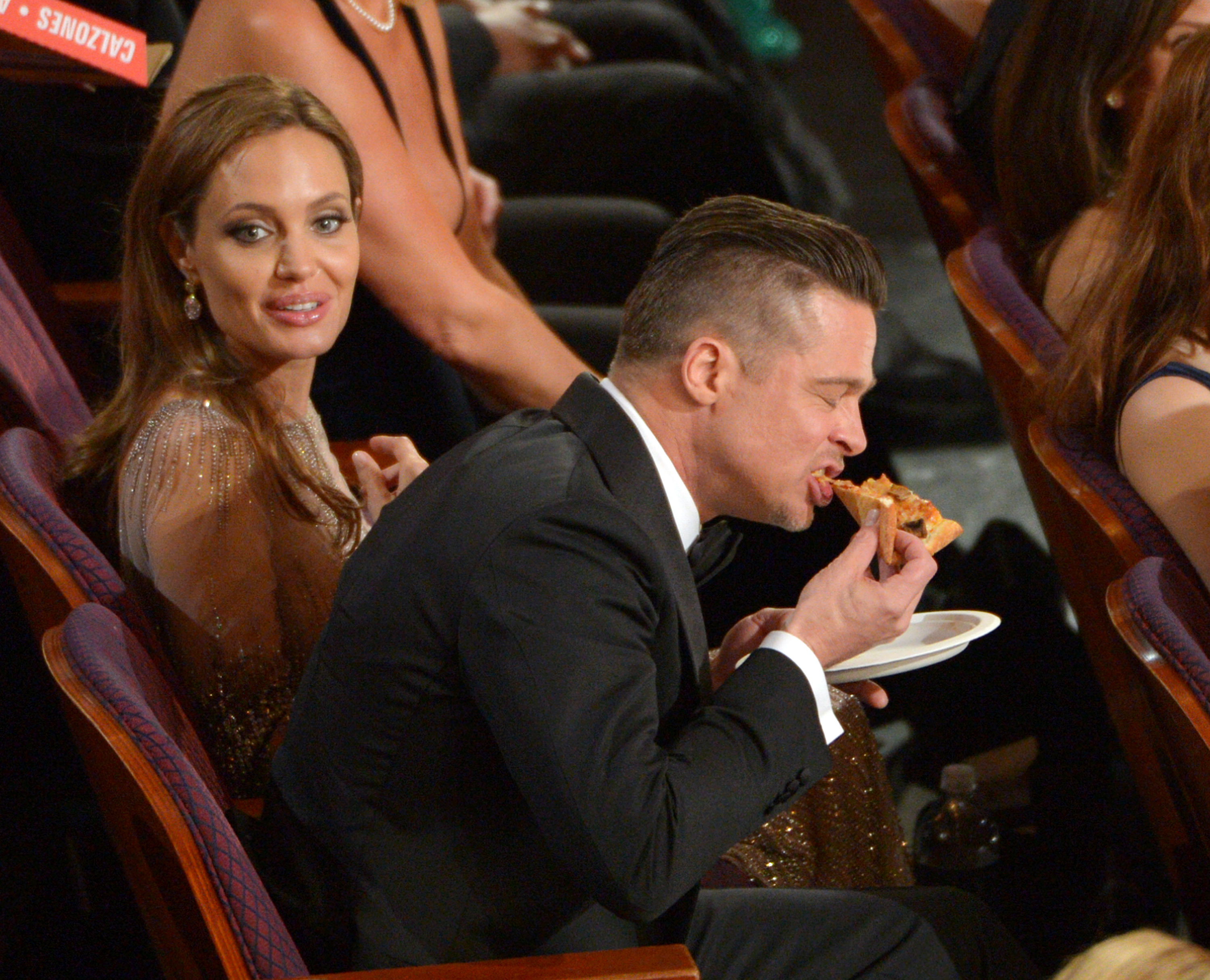 И есть. Анджелина Джоли. Брэд Питт с пиццей на Оскаре. Брэд Питт пицца. Брэд Питт ест пиццу на Оскаре.