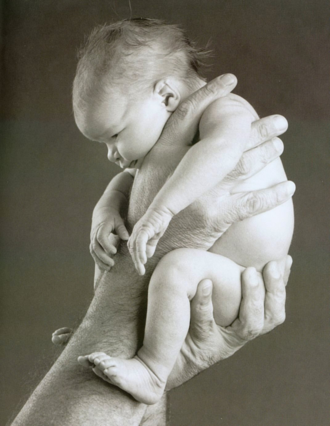 Вырос без матери. Младенец на руках. Младенец в мужских руках. Новорожденный на руках.