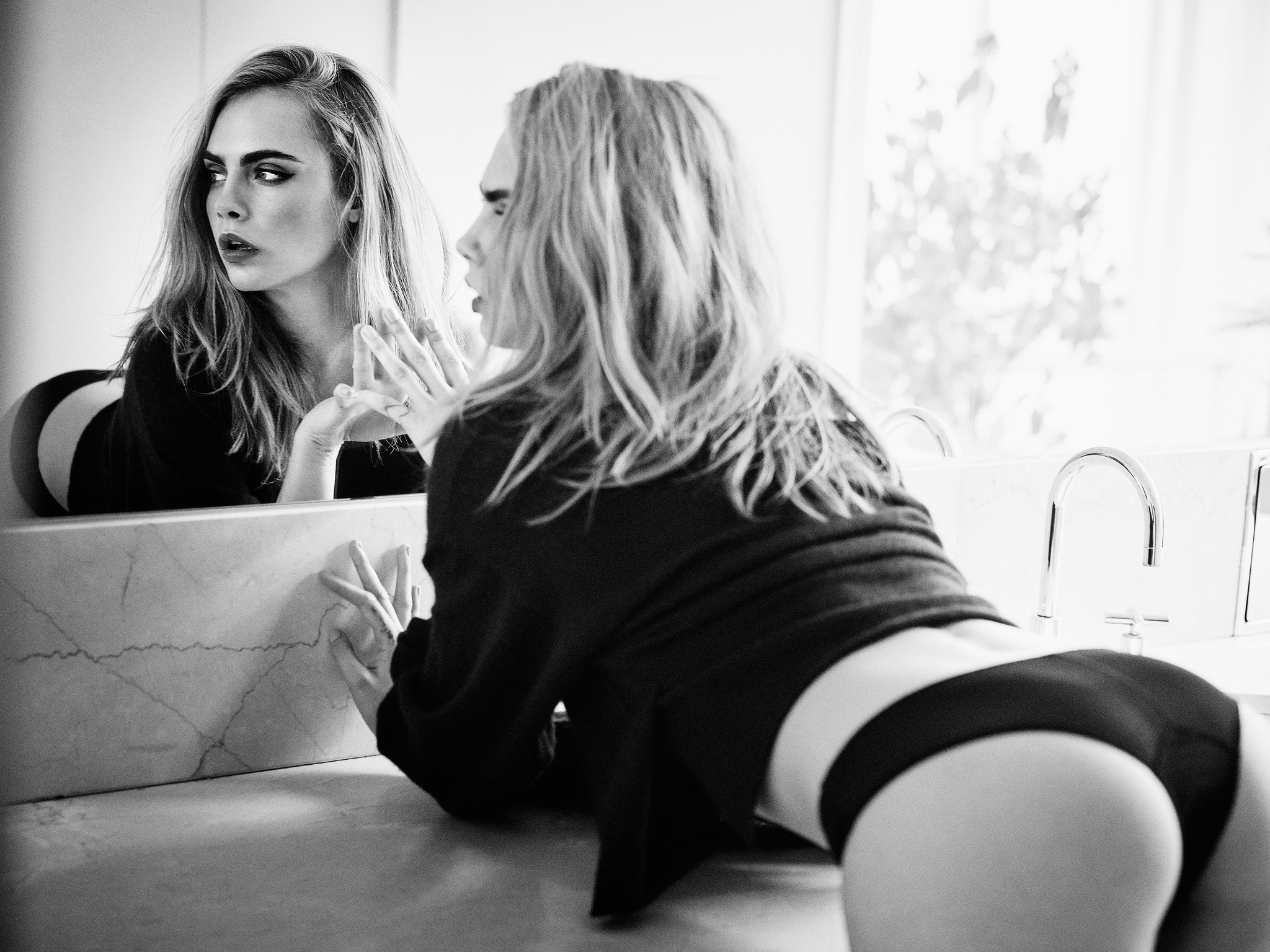 There are 1754 more pics in the Cara Delevingne photo gallery. 