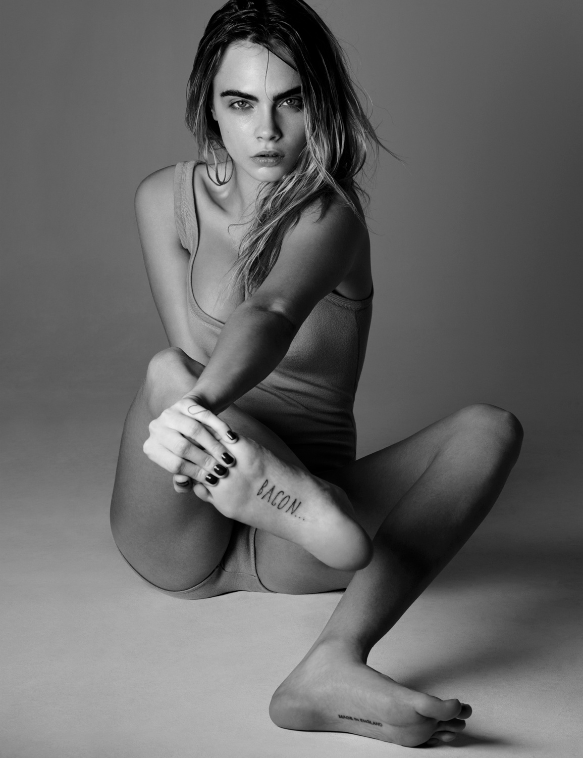 There are 1765 more pics in the Cara Delevingne photo gallery. 