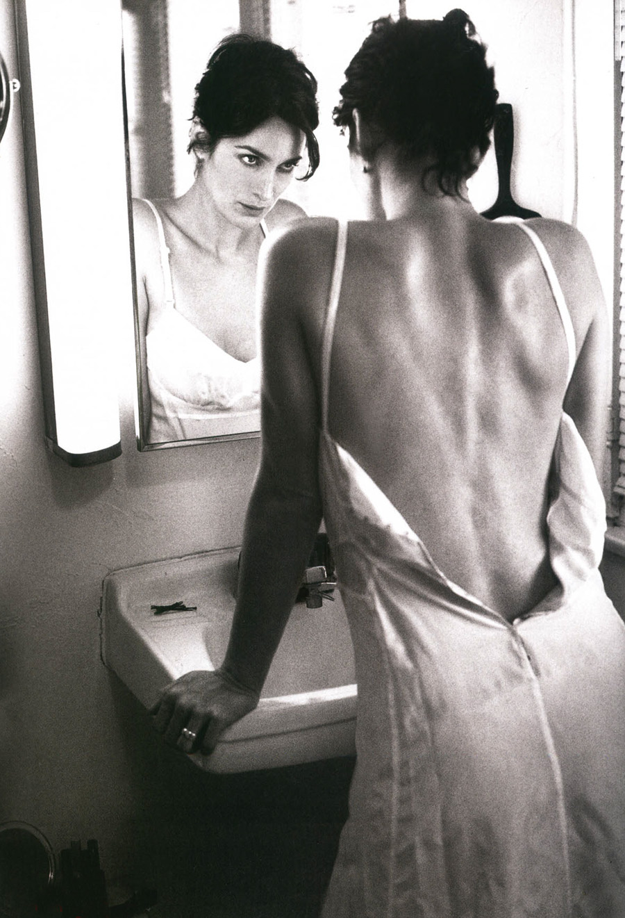 Carrie Anne Moss photo gallery.