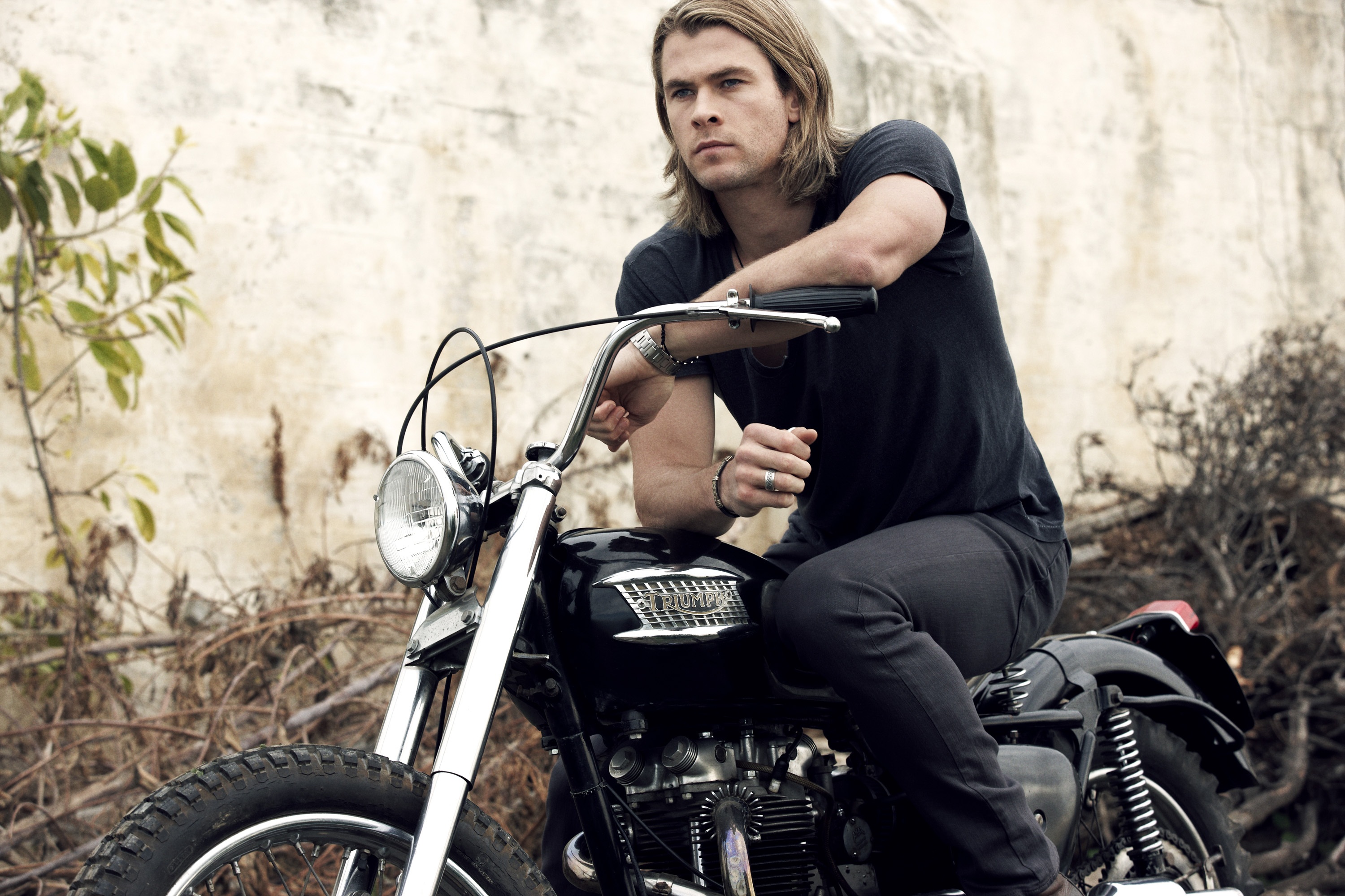 Парень на байке. Chris Hemsworth на мотоцикле.