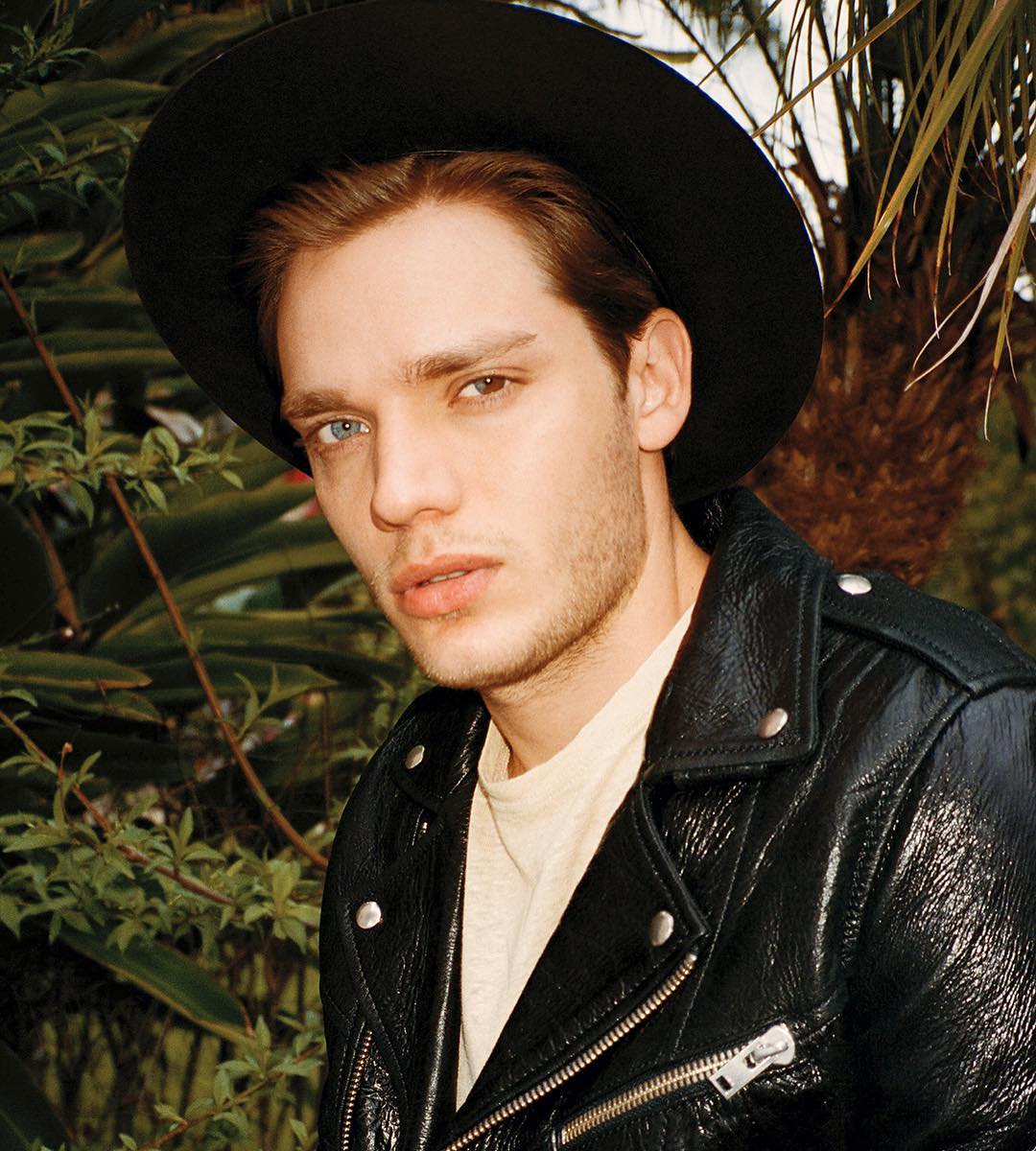 Dominic Sherwood Photo 13 Of 0 Pics Wallpaper Photo 915484 Theplace2