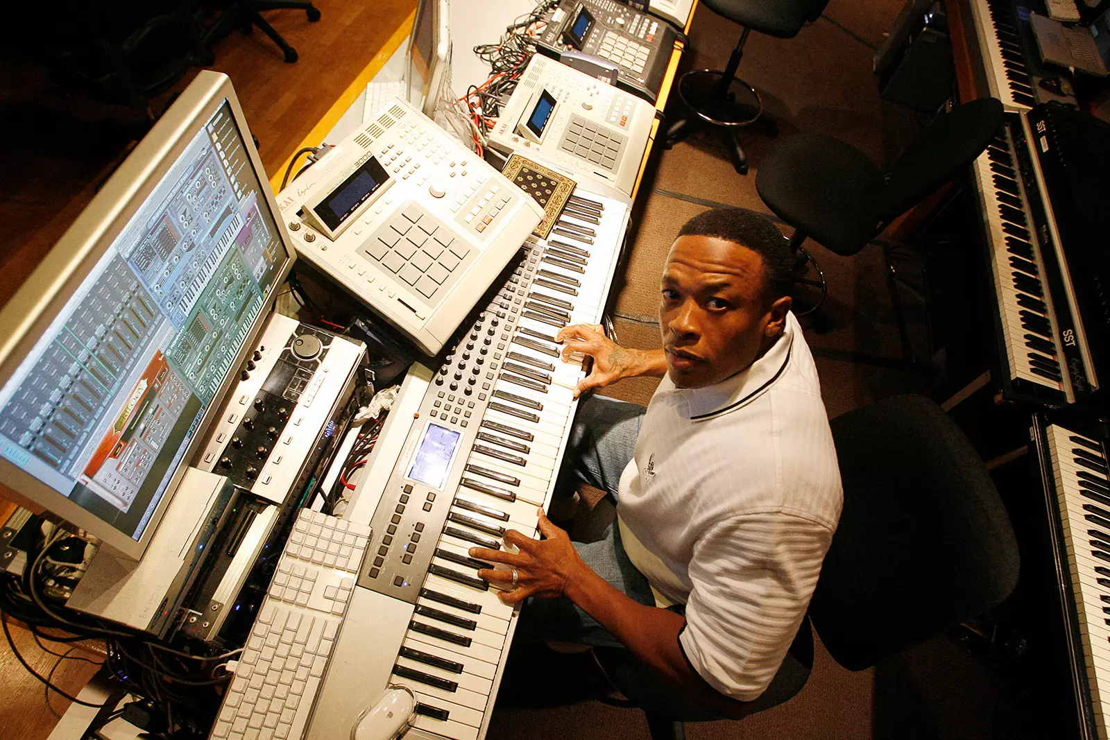 Студия доктора Дре. Рэпер доктор Дре. Dr Dre на студии. Dr Dre студия звукозаписи. Полный список звукозаписей певца