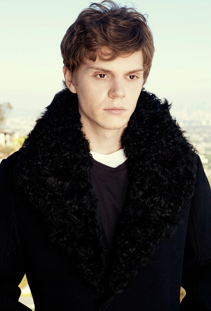 Evan Peters photo gallery - 330 high quality pics of Evan Peters | ThePlace