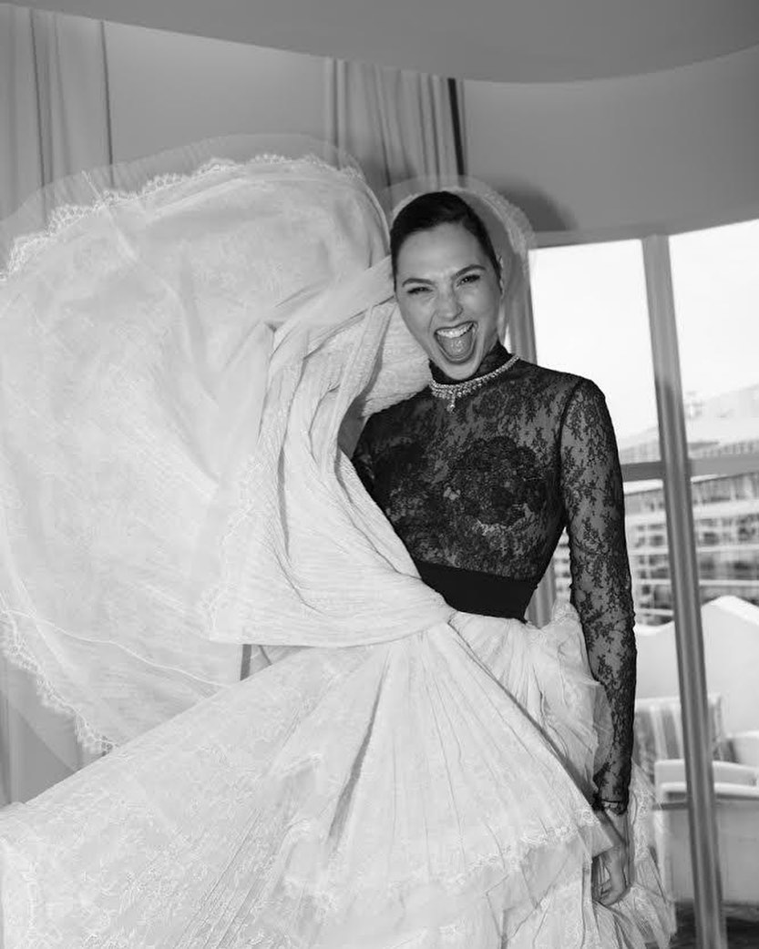 Gal Gadot Wedding Dress : Wonder Woman Fans Are Hiding Swords In Their ...