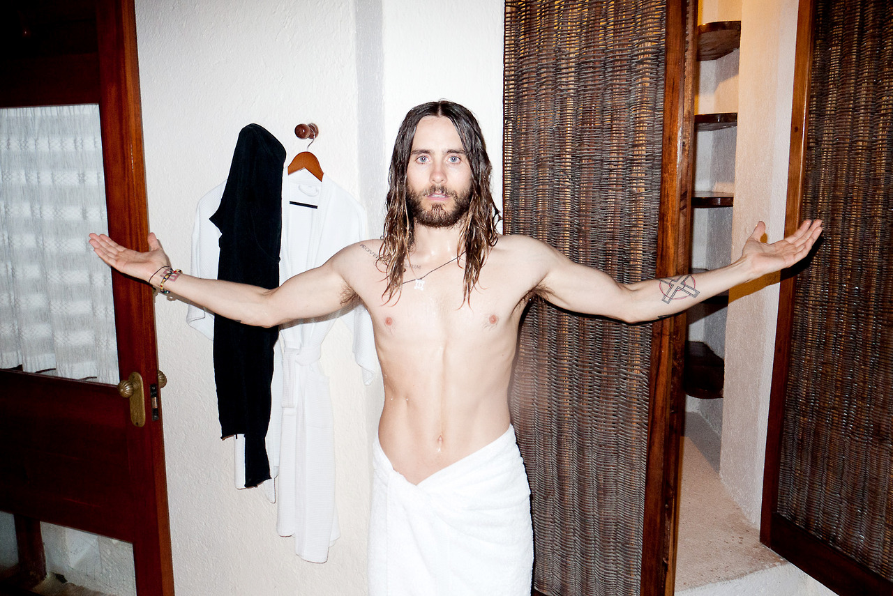 There are 4049 more pics in the Jared Leto photo gallery. 