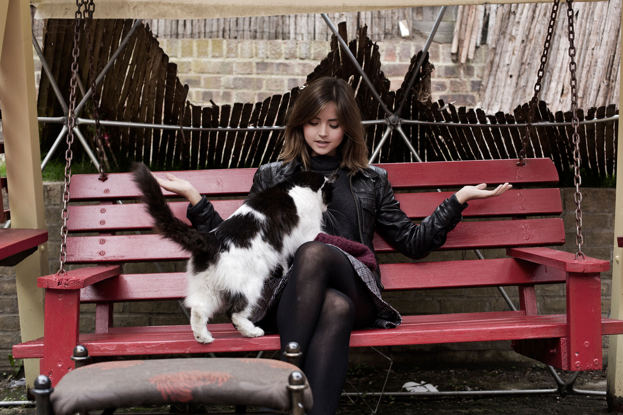 Девочка с котом на лавочке скачать