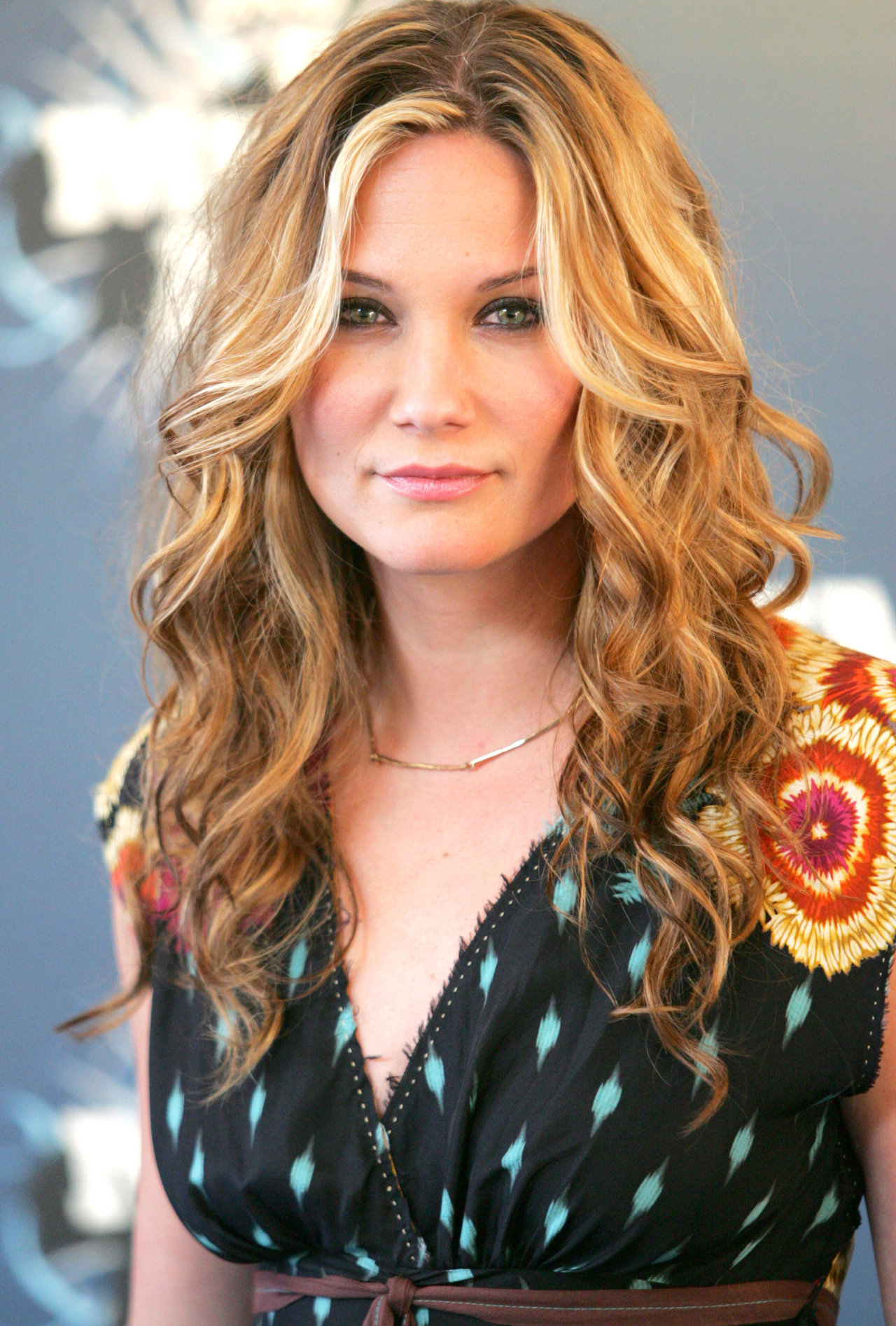 Sugarlands Jennifer Nettles playing with Fire