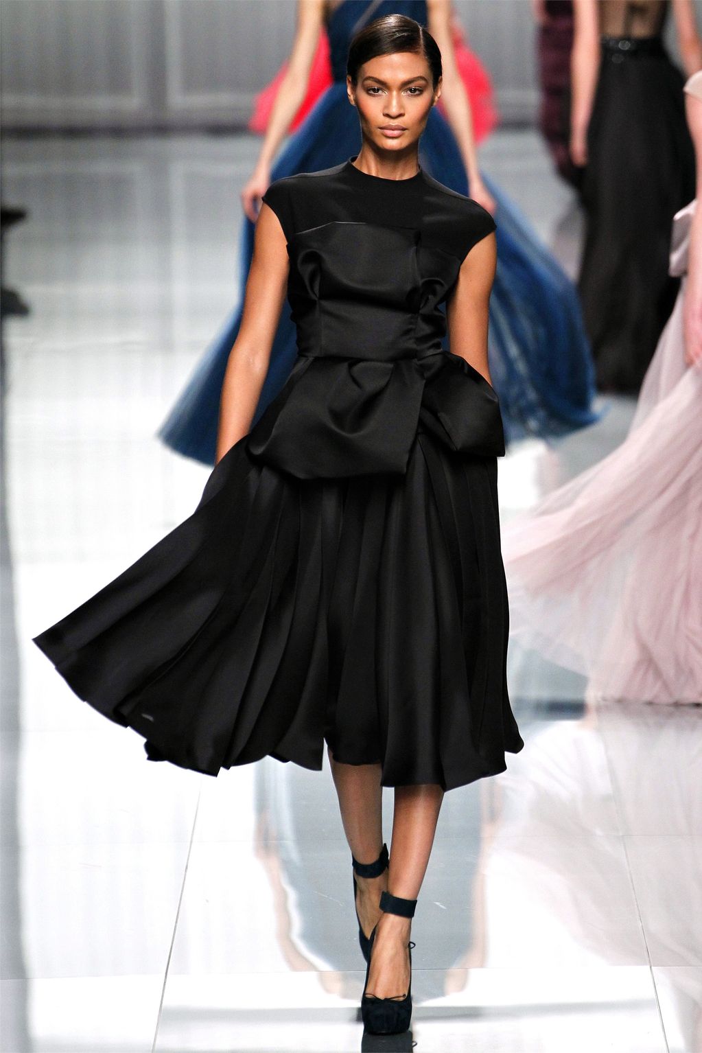 Женщина хотела купить платье диор. Кристиан диор. Платье Кристиан диор черное. Кристиан диор 2020 Кутюр черное платье. Dior платье черное 2021.