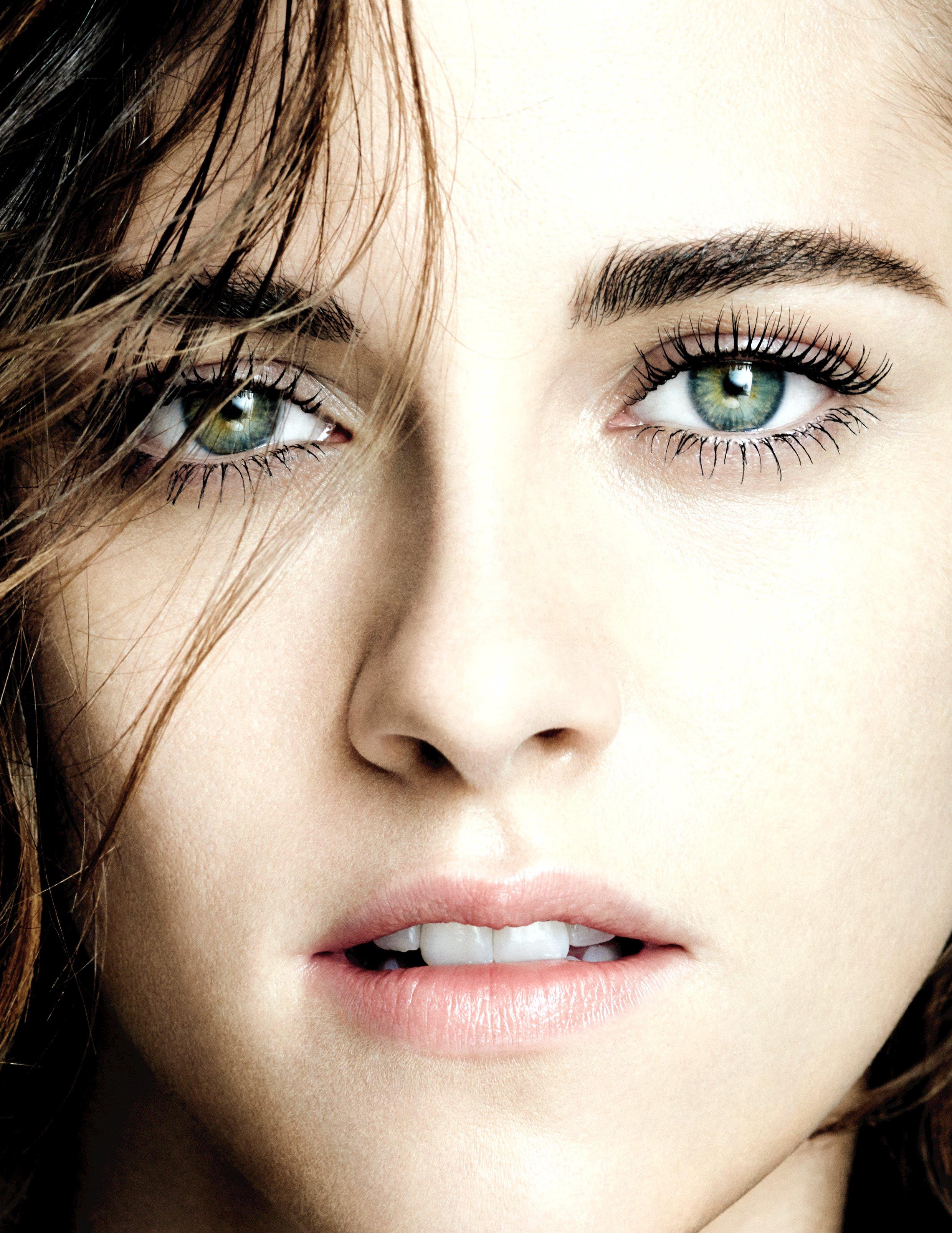 Красивая девушка с зелеными глазами. Кристен Стюарт. Кристен Стюарт брови. Кристен Стюарт глаза. Кристен Стюарт глаза зелёные.