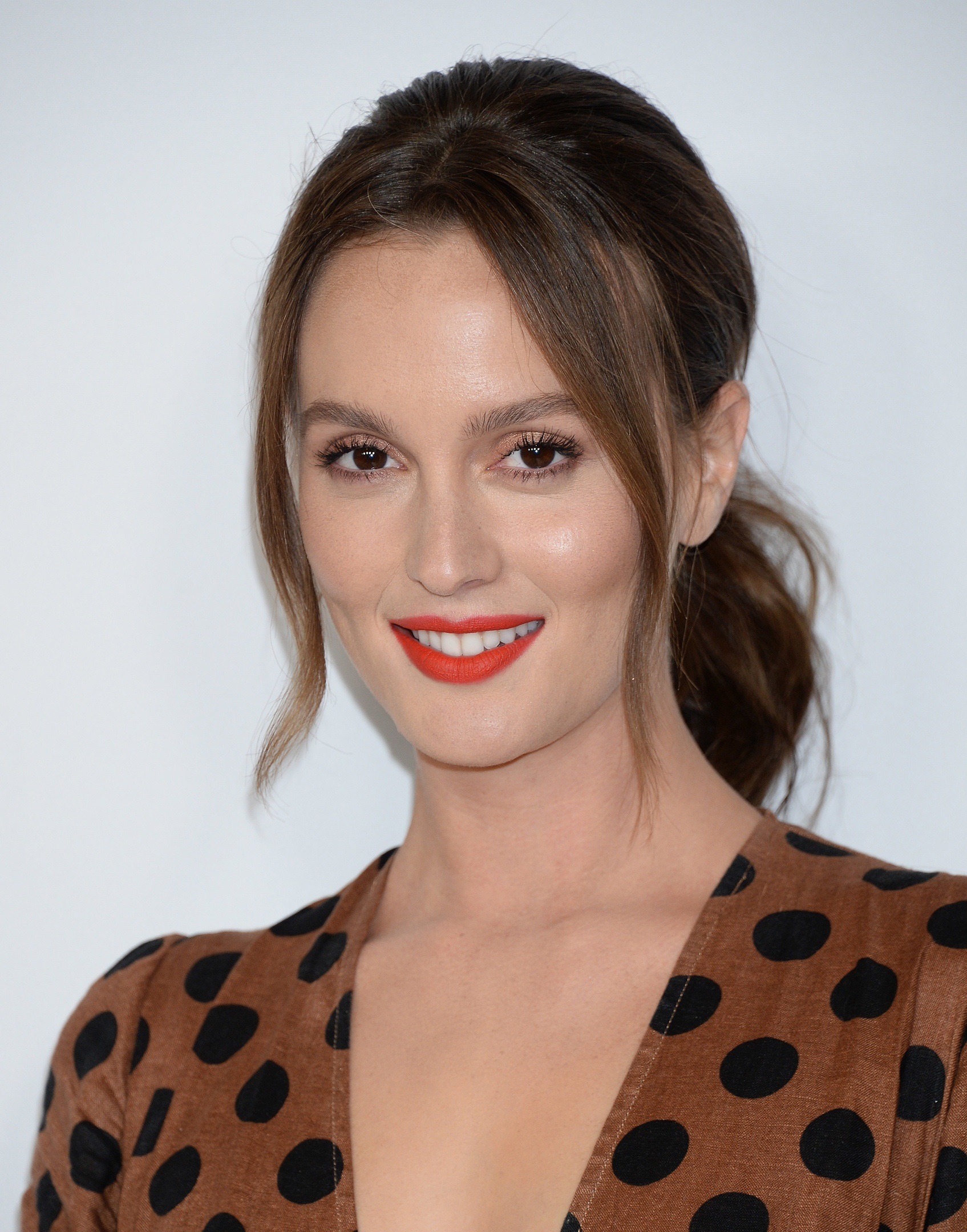 Bitchy housewife Leighton