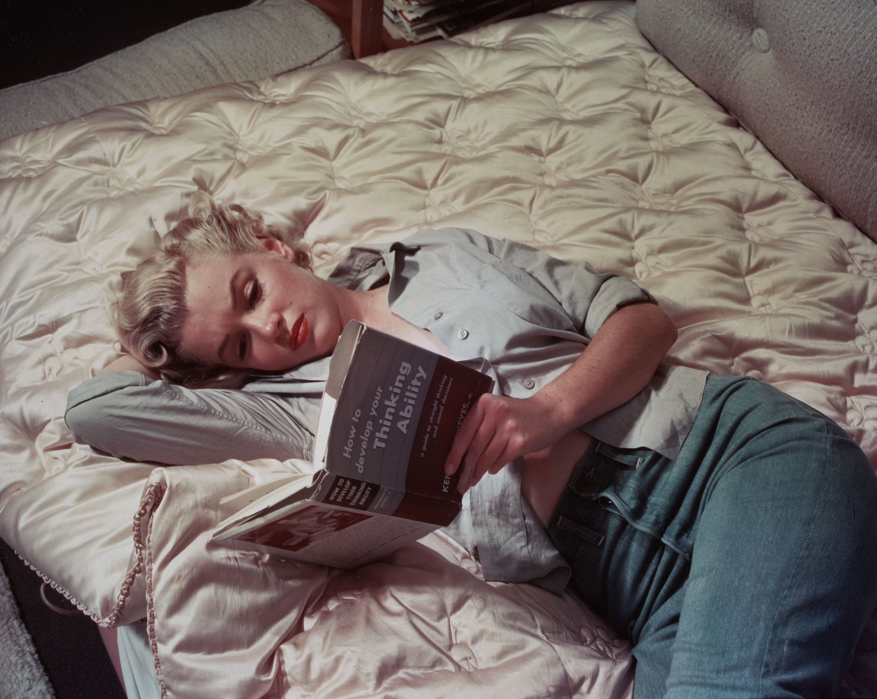 Слушая звезды читать. Мэрилин Монро Улисс. Мэрилин Монро Флореа 1951. Мэрилин Монро с книгой.