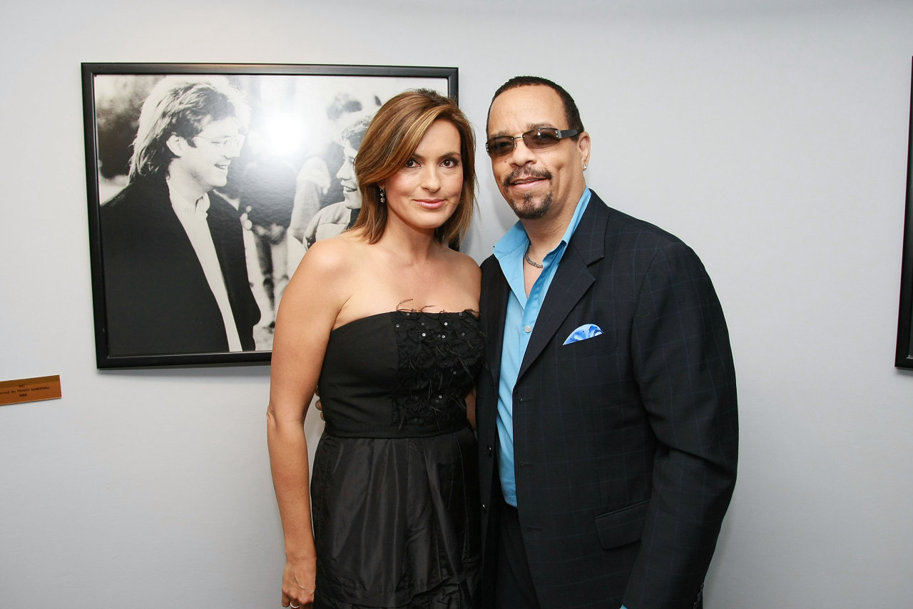 There are 88 more pics in the Mariska Hargitay photo gallery. 