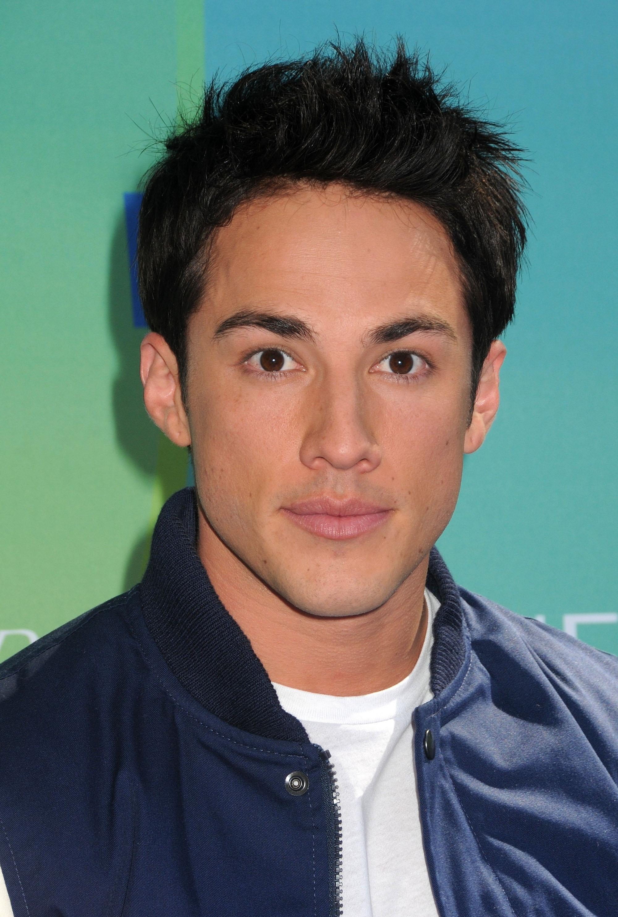 Michael Trevino photo 10 of 71 pics, wallpaper photo 449881 ThePlace2