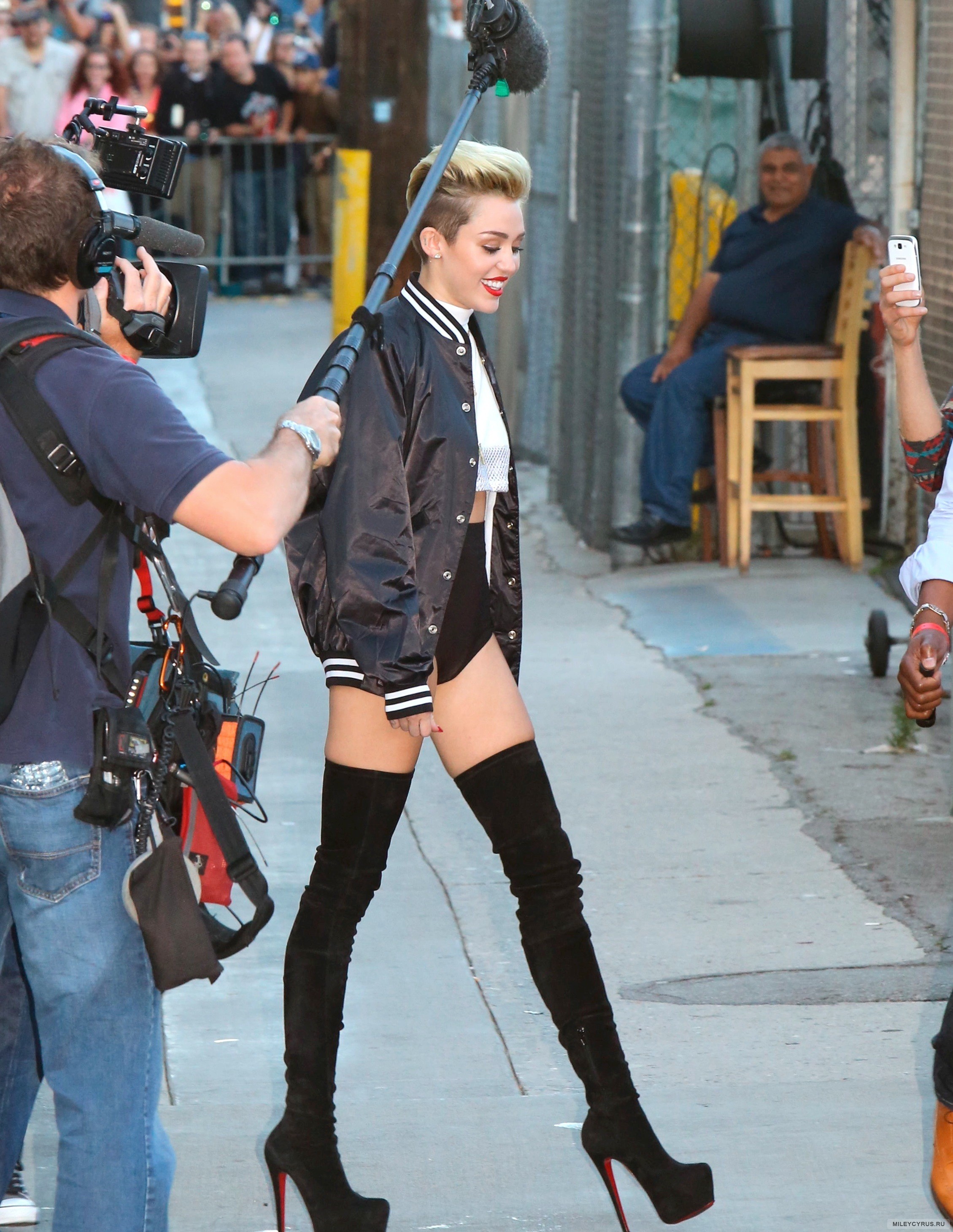 There are 3082 more pics in the Miley Cyrus photo gallery. 