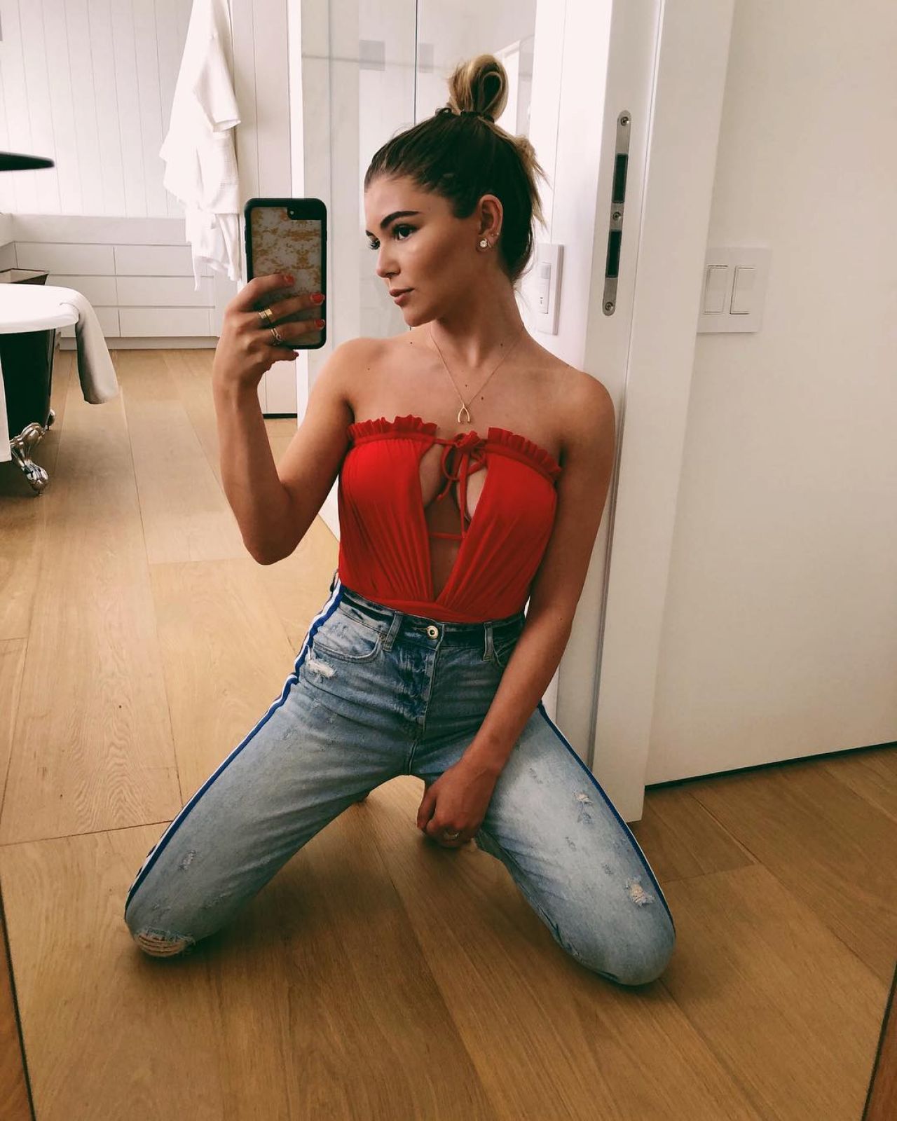 There are 37 more pics in the Olivia Jade photo gallery. 