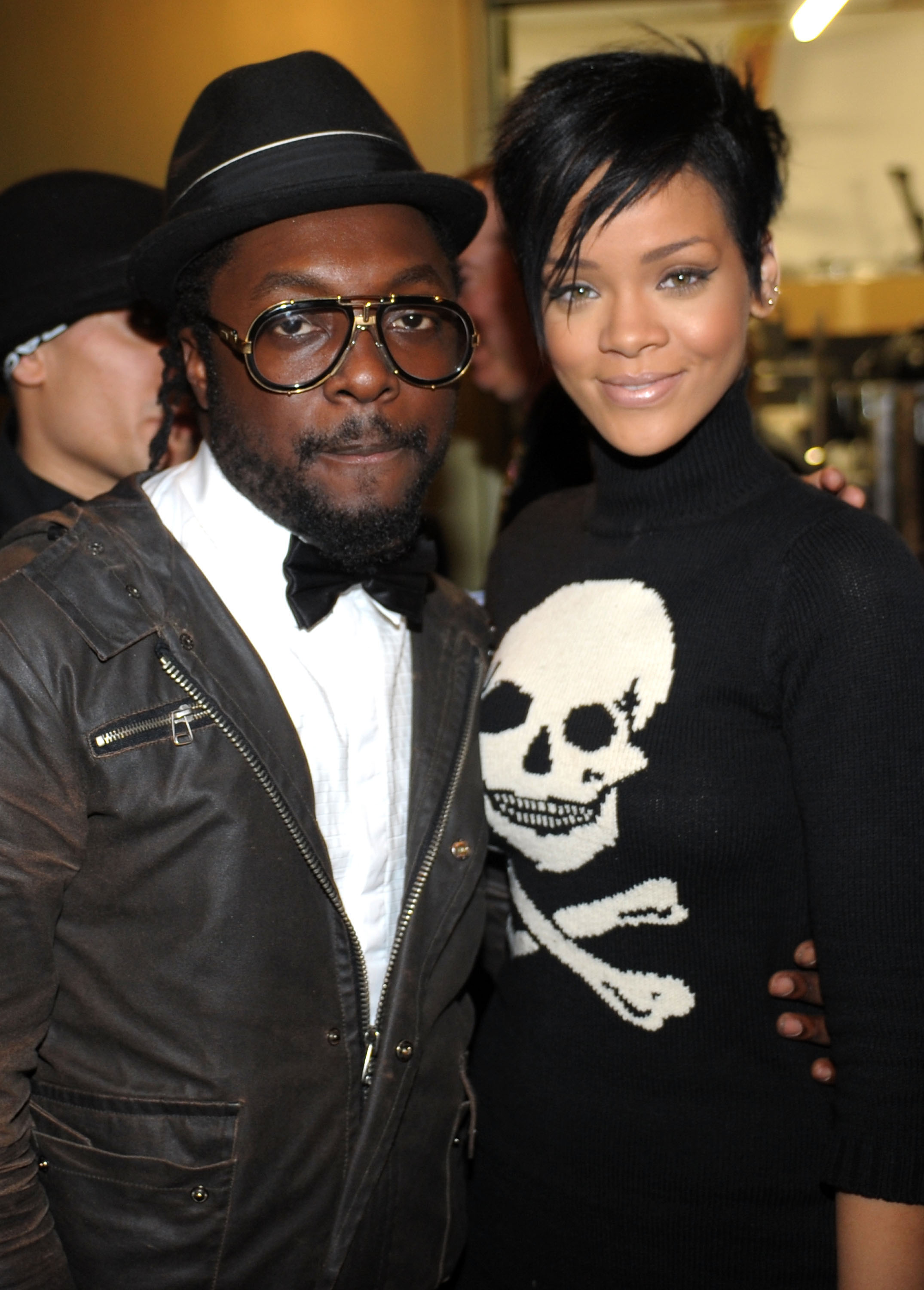 Will i am ladies. Rihanna & will.. Родители Рианна 2011 will i am. Рианна дуэт. Will.i.am.