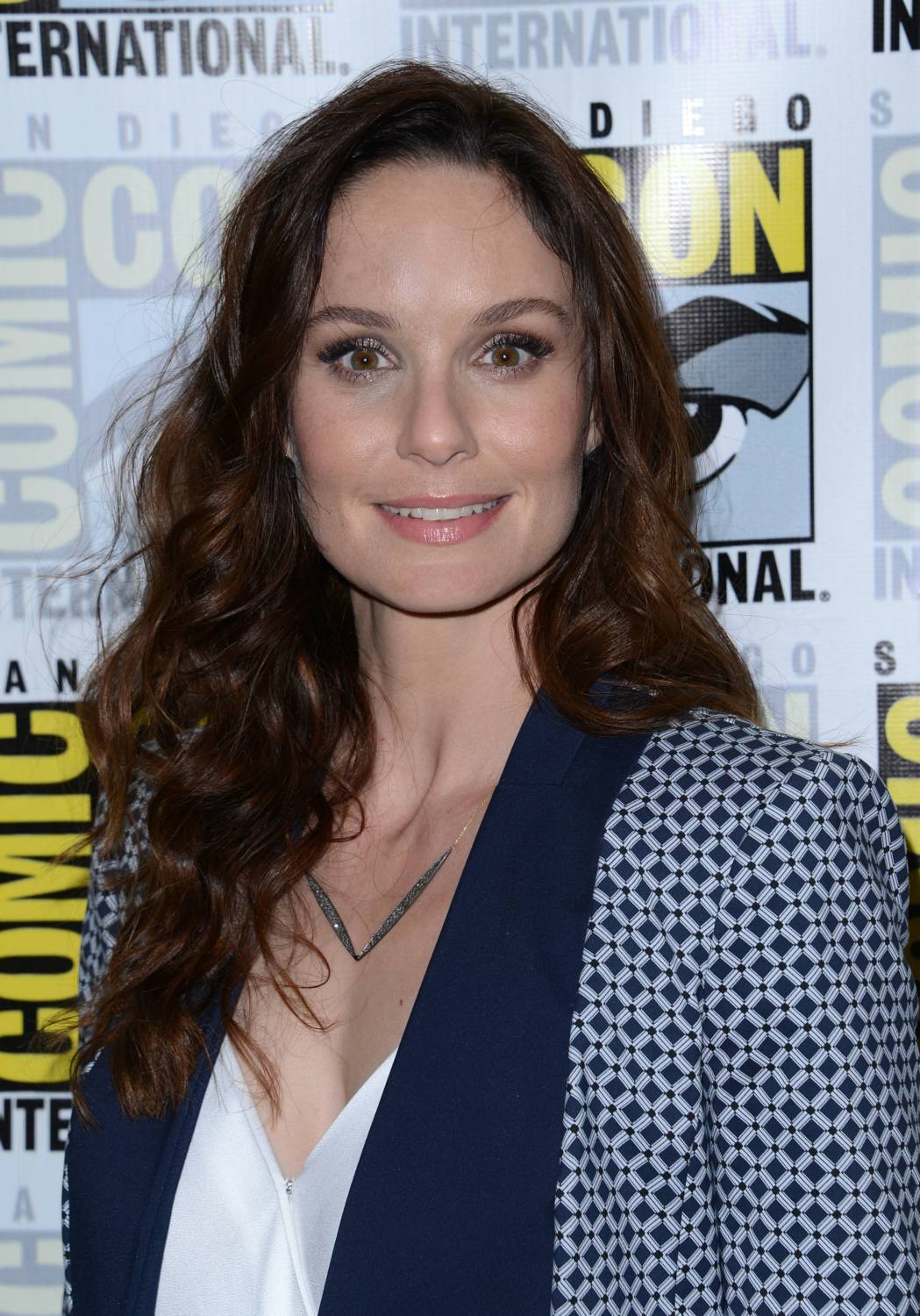 Sarah Wayne Callies Gun