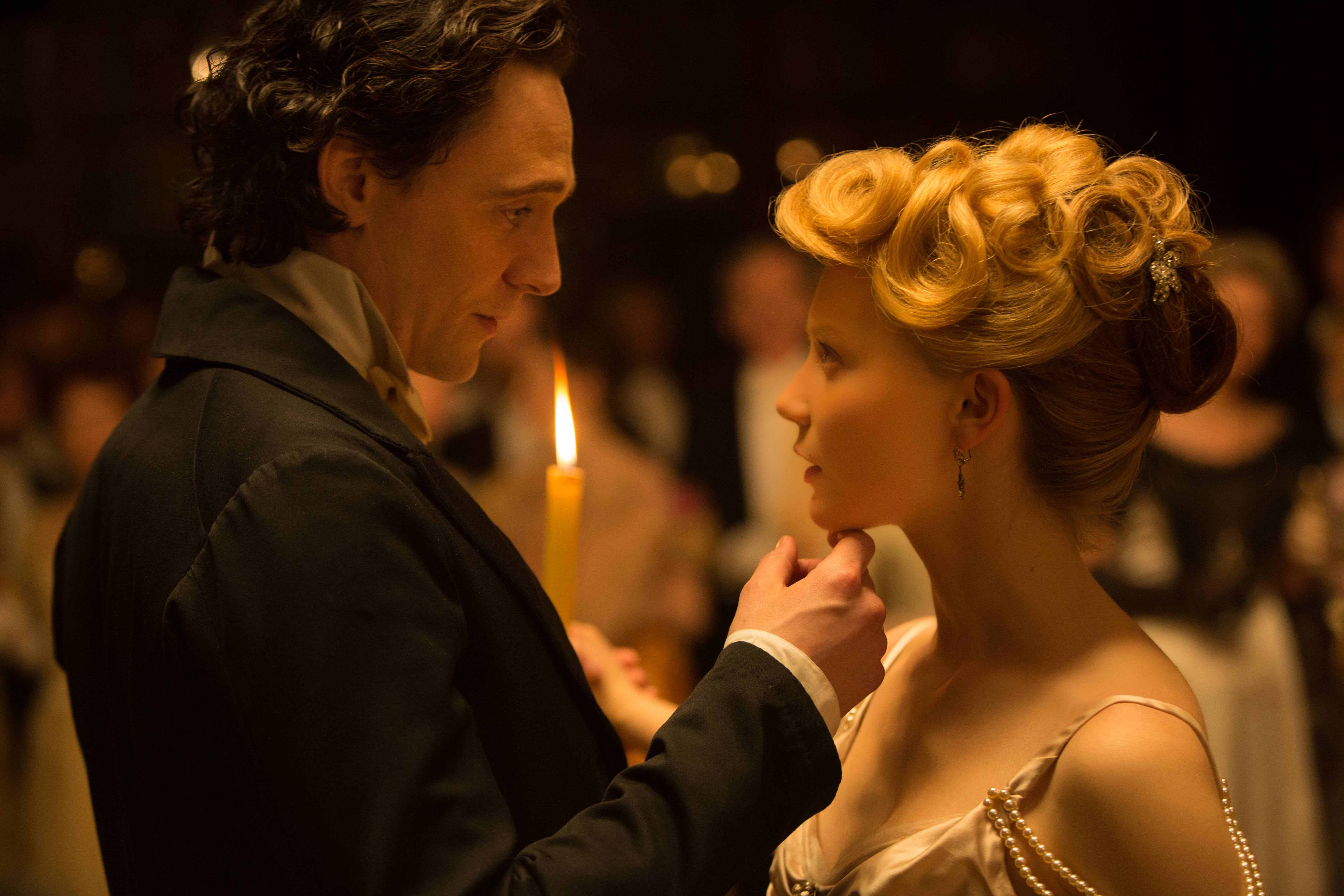 Багровая 2015. Багровый пик / Crimson Peak (2015). Том Хиддлстон Багровый пик. Миа Васиковска Багровый пик 2015.