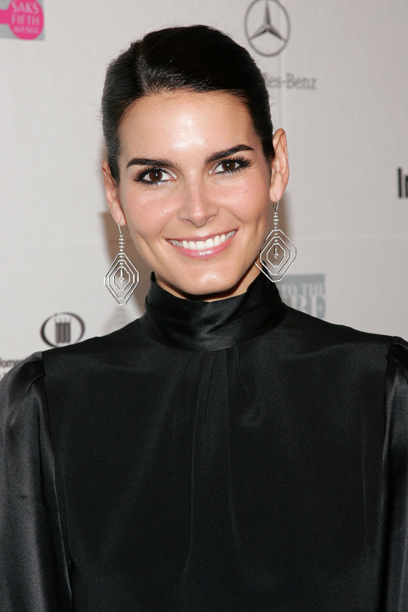 Angie Harmon: pic #218167