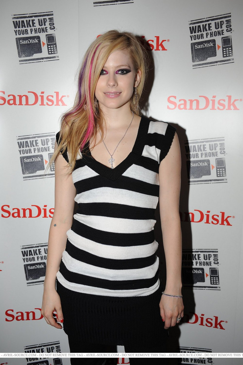 Avril Lavigne: pic #143205