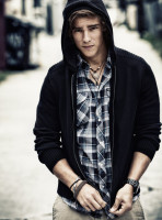 Brenton Thwaites photo #