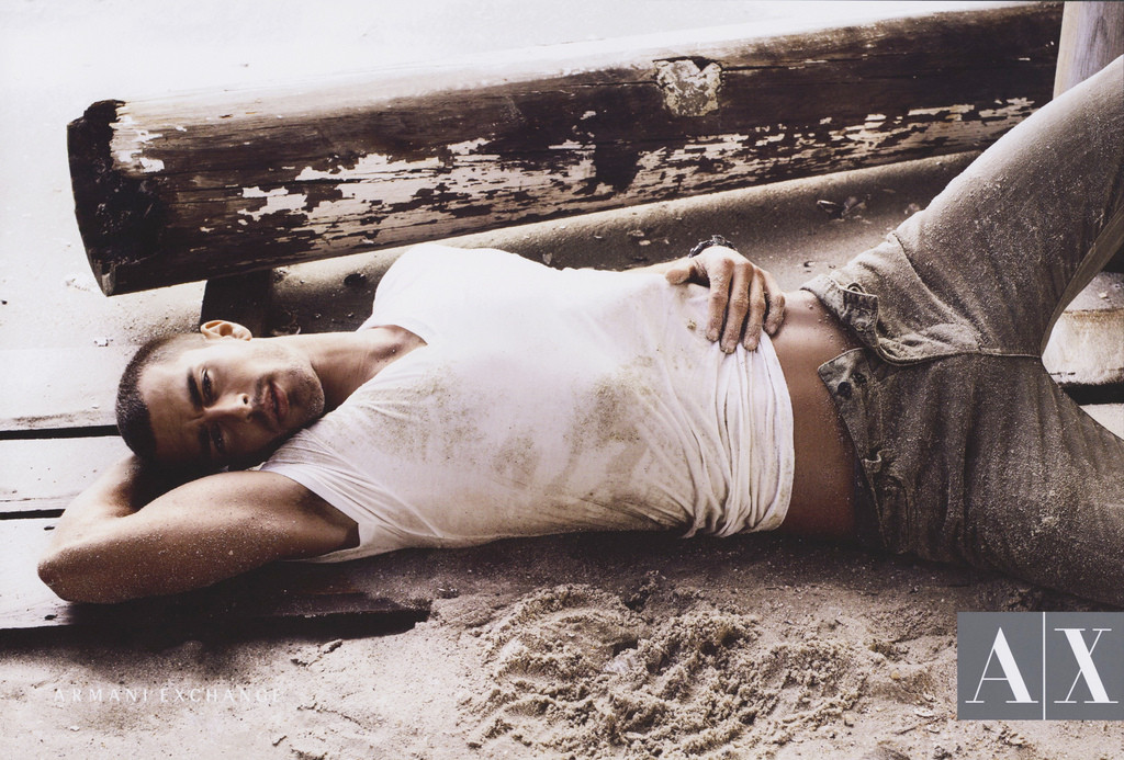 Фото лежащего мужчины. Парень лежит. Юноша на песке. Парень лежит на песке. Парень в джинсах лежит.
