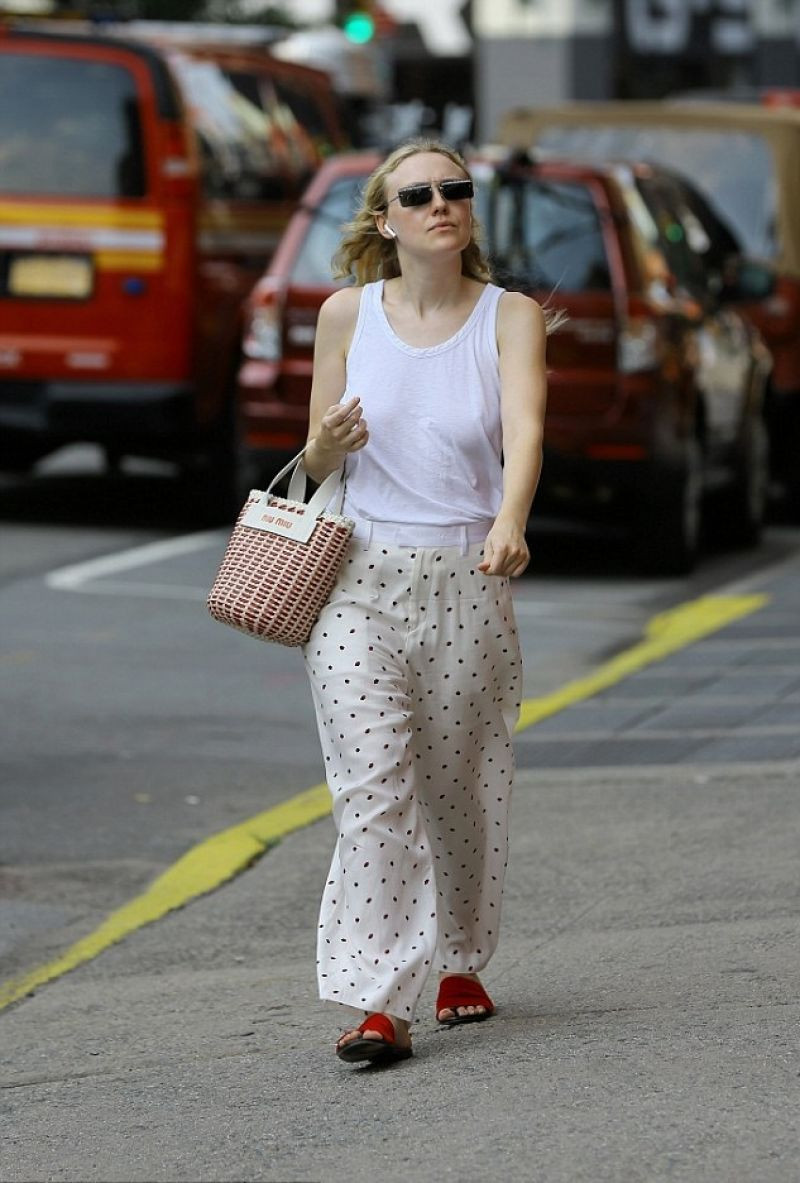Dakota Fanning Braless