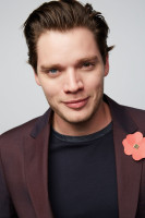 Dominic Sherwood photo #