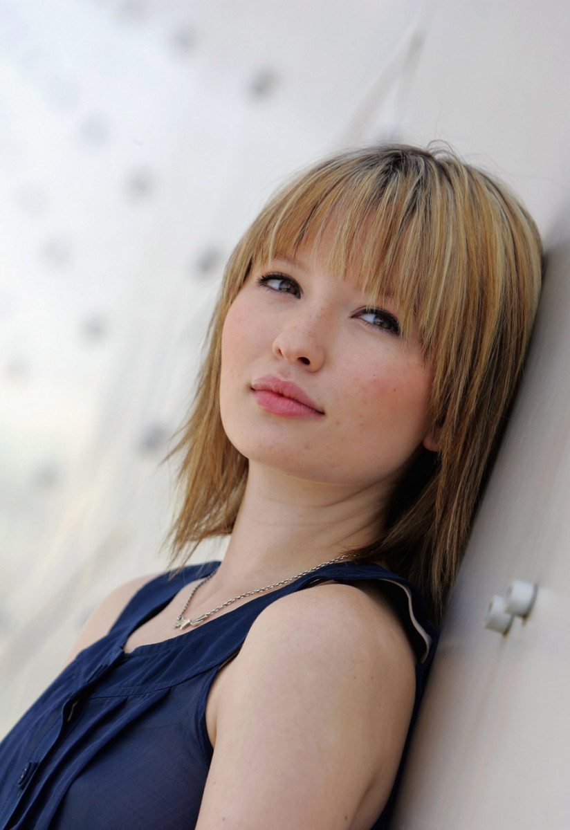 Emily Browning: pic #204777