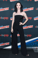 Emma Dumont photo #