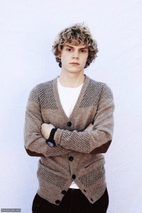 Evan Peters pic #715214