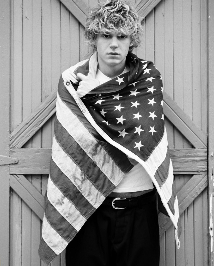 Evan Peters: pic #715209